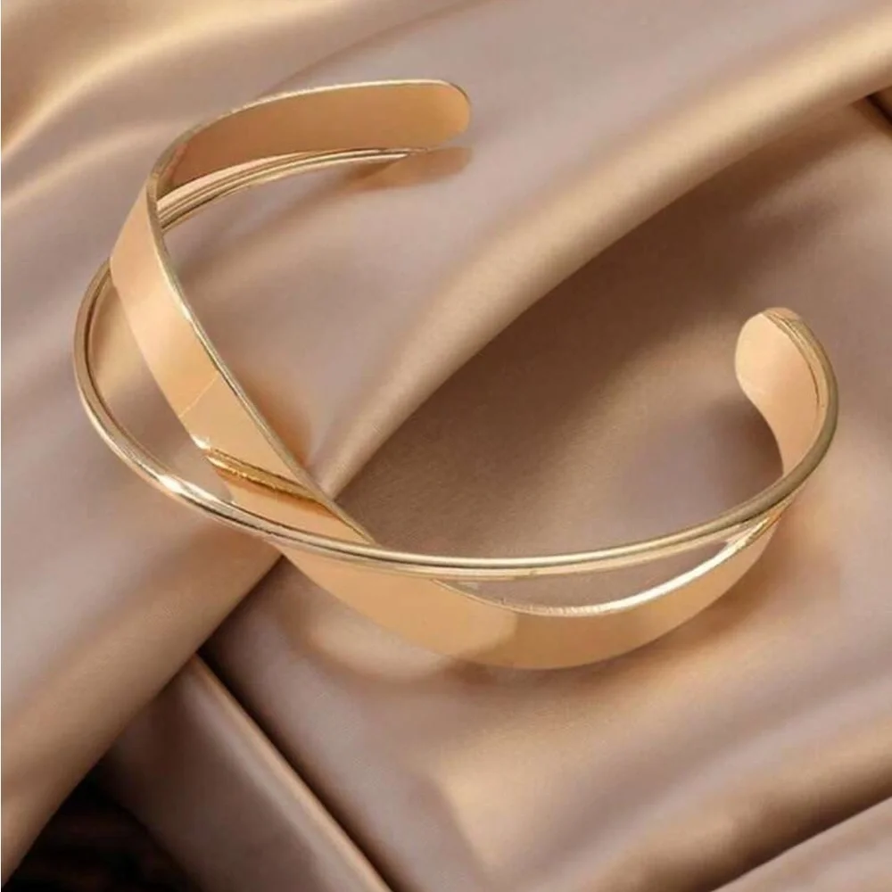 Chic Gold Crossover Bracelet
